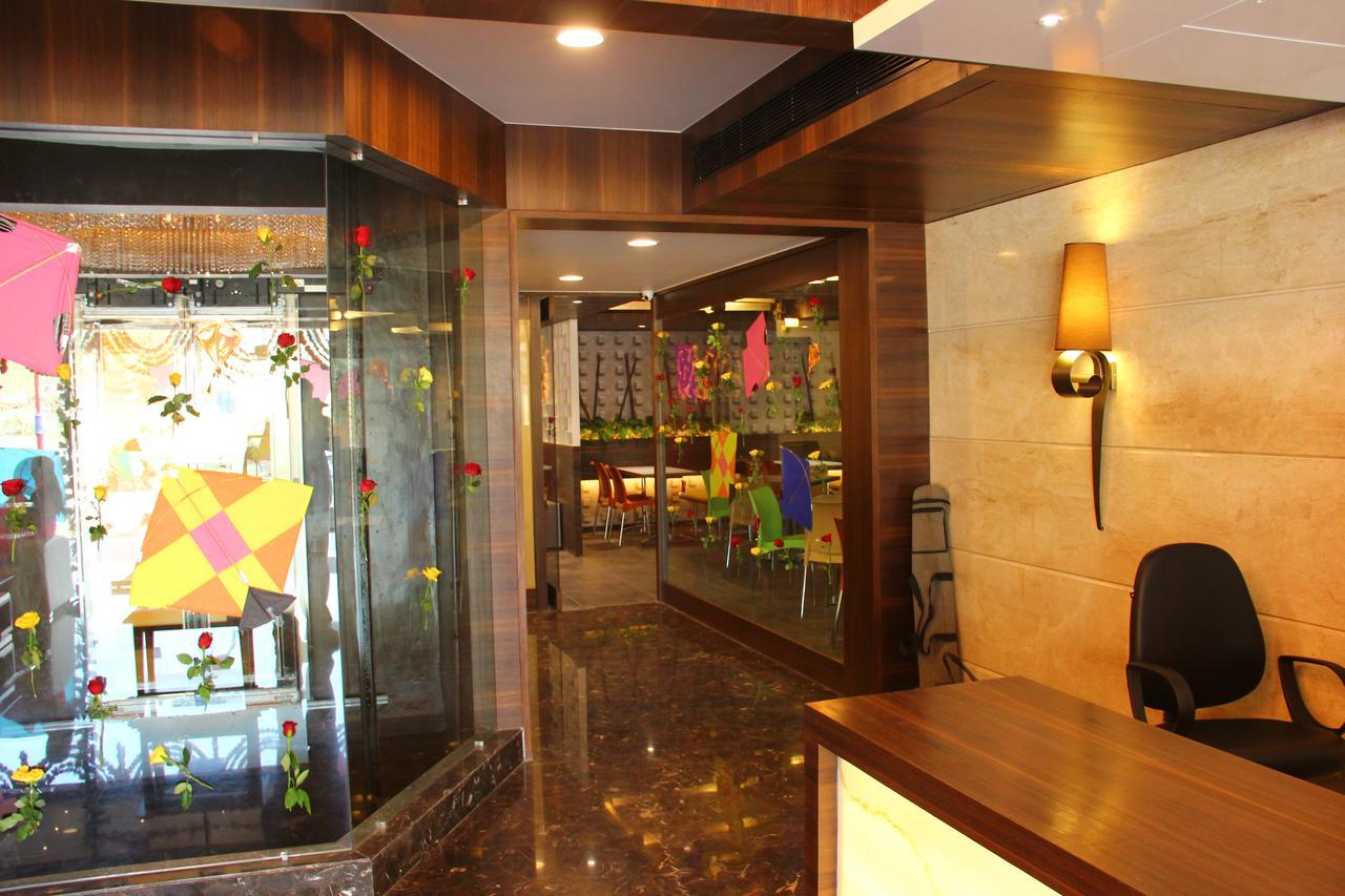 Oyo 1183 Hotel Kells Ahmadábád Exteriér fotografie